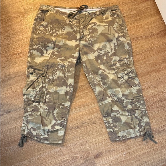 Moosejaw Pants - 3/$20 Moosejaw Women's Tan Camo Cargo Capris Hunting Cabincore Outdoors Gorpcore